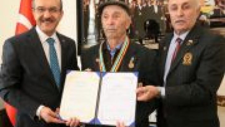 Vali Yavuz, Kore Gazisine Madalya ve Beratını Takdim Etti